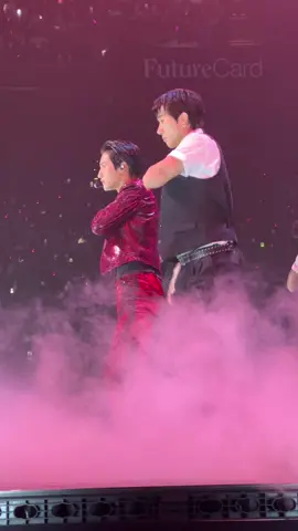 Like sir😭😂 I’m supposed to be watching Seonghwa👀 #ateez #ateezbaltimore #ateezinyourfantasy #seonghwa #backupdancer #skinateez #ateezseonghwa #skin #seonghwasolostage 