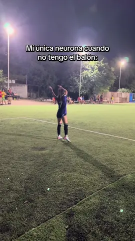 El entrenador pide más concentración en el partido de futbol vs mi única neurona cuando no tengo el balón ⚽️  Automáticamente yo:  #futfem #futbolistas #soccergirl #girltiktok #trendviral #portera #porteria 