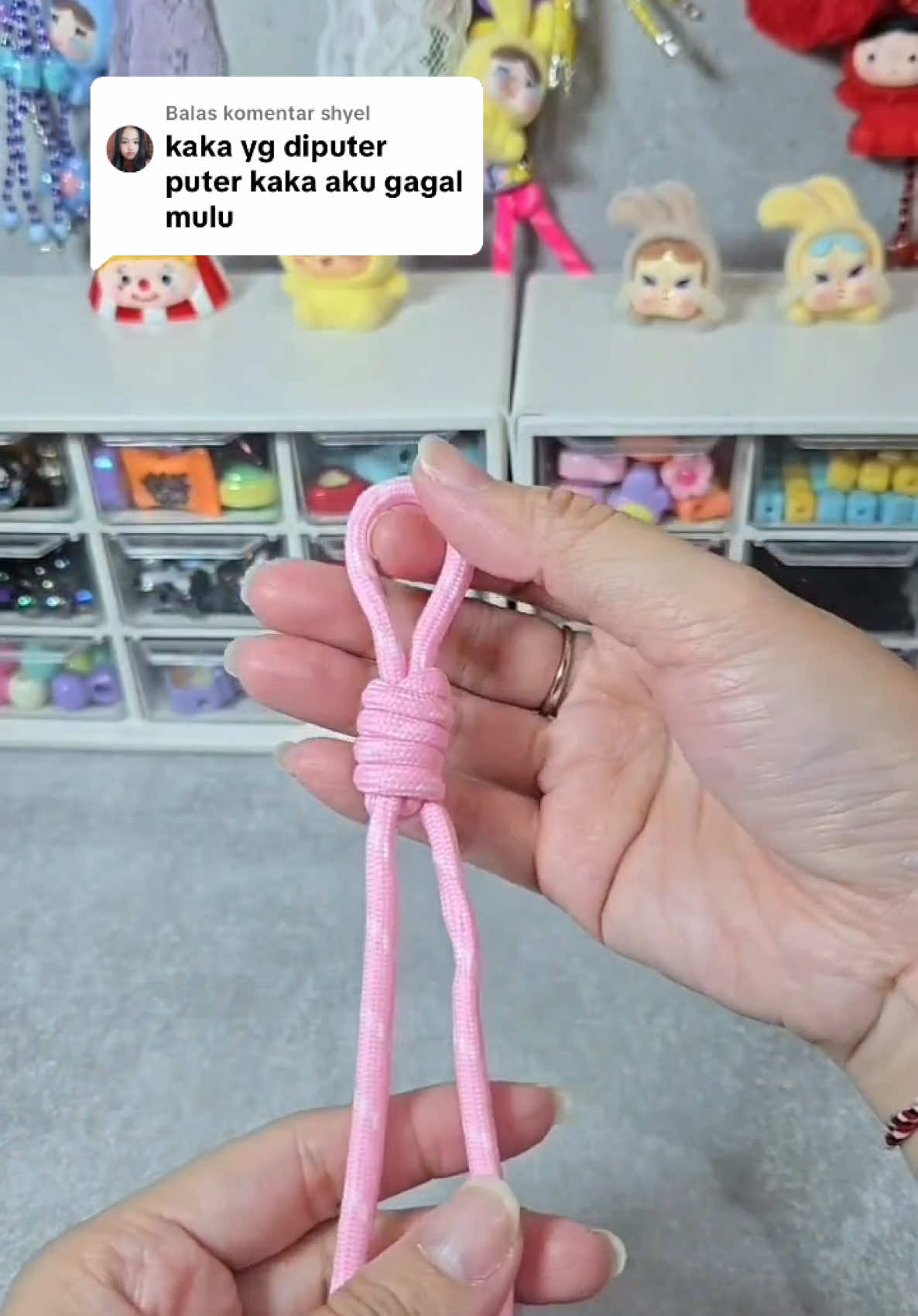 Membalas @shyel •	“Yang komen , ini jawabannya yaa 🧵✨ Gampang banget ternyata! Selamat mencoba kak 🥰 #paracord #tutorialtiktok #ganci #fyppage #cutest #bagcharm #viraltiktok 
