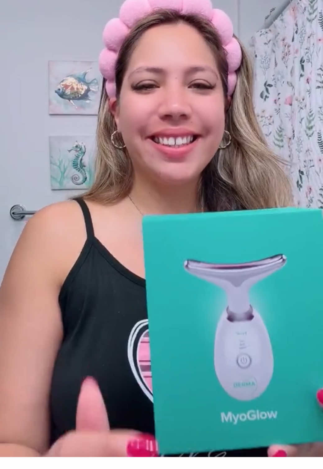 ✨ ¡Probando el MyoGlow Face Massager! Este pequeño dispositivo me está ayudando a mejorar la circulación, relajar los músculos faciales y darle ese glow natural a mi piel 💆🏻‍♀️💖 ✅ Súper fácil de usar ✅ Ideal para antes de tu rutina de skincare ✅ Lo sentí desde la primera pasada, ¡literal! Si quieres mimar tu rostro desde casa, esto puede ser tu nuevo favorito 🫶 📦 Producto recibido en colaboración #FaceMassage #SkincareTools #GlowUp #CuidadoFacial #TikTokMadeMeBuyIt #MyoGlow #BeautyRoutine