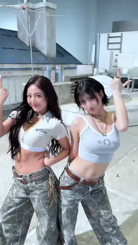 Bestie boost mode ON 💥 4️⃣ Listen [THIS IS FOR] 4️⃣ https://TWICE.lnk.to/THISISFOR #TWICE #트와이스 #THISISFOR #MOMO #모모 #JIHYO #지효