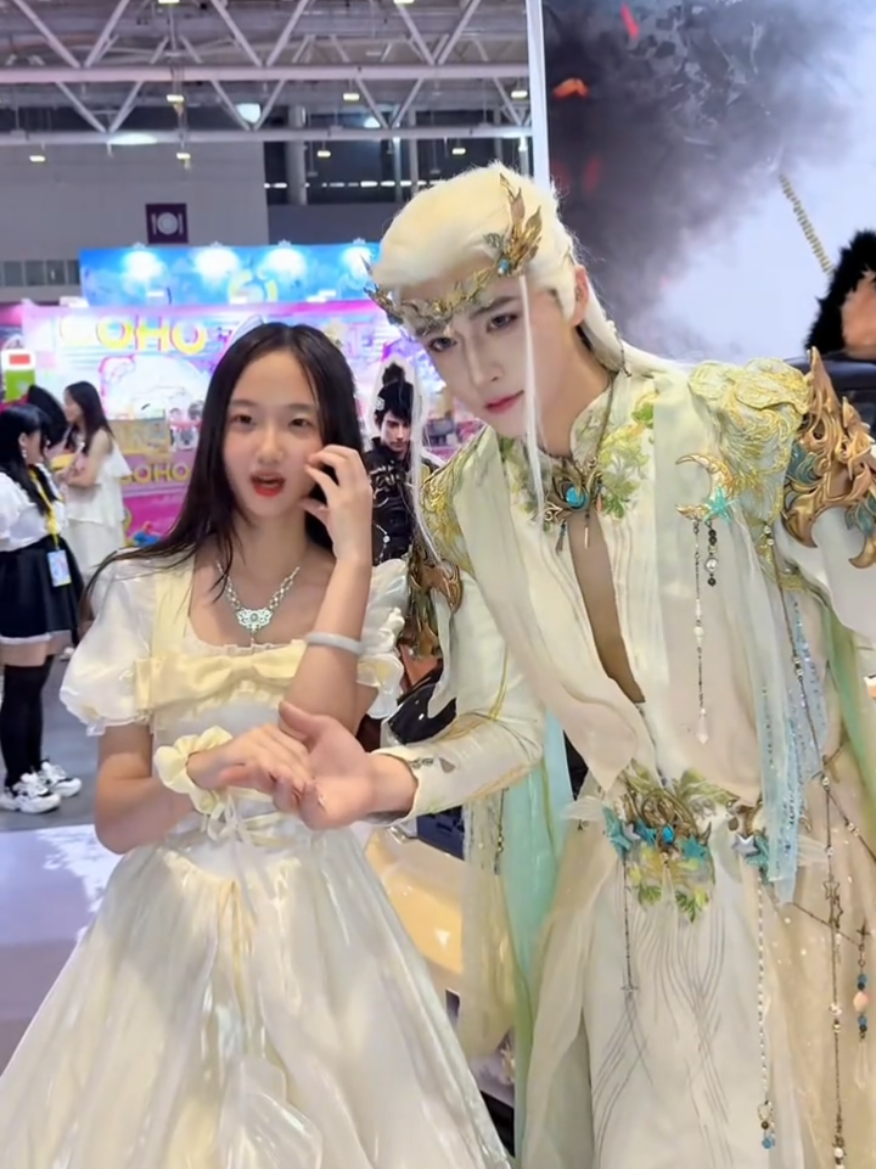 啊啊深圳电玩节偶遇一只努力营业的精灵王 📷 : Akang #akang #cosplay #cosplayer #fairy #handsome #nishuihan #nishuihancosplay #china 