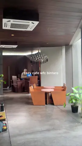 ini dia cafe wfc super cozy + bisa sambil nyemil dan makan karna banyak menu makanannya 😍 langsung ke jalan anggrek II no.24 #cafejakarta #placetogojakarta #cafejaksel #coffeshop 