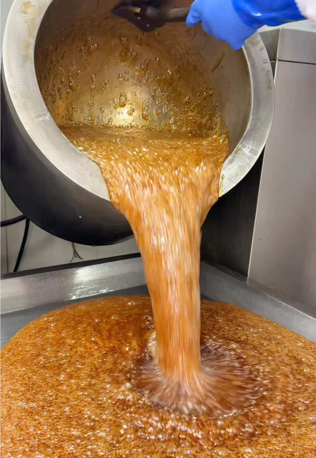 1日700kg作る伝統の手作り飴🍬 噛んで食べる新感覚の飴が作られている歴史あるこちらの工場では、独自性法で作られたサクサクの飴が食べられる！ 500年以上の伝統ある飴菓子は職人さんの想いも込めていて、最高だった🍭 📍ありへいとう / 小田原 ￥500～/人 ⏰営業時間：9:00〜17:00 💤定休日：土日 🏠住所：〒250-0861 神奈川県小田原市桑原８６７−１３ #東京グルメ #小田原グルメ #tiktokfood 