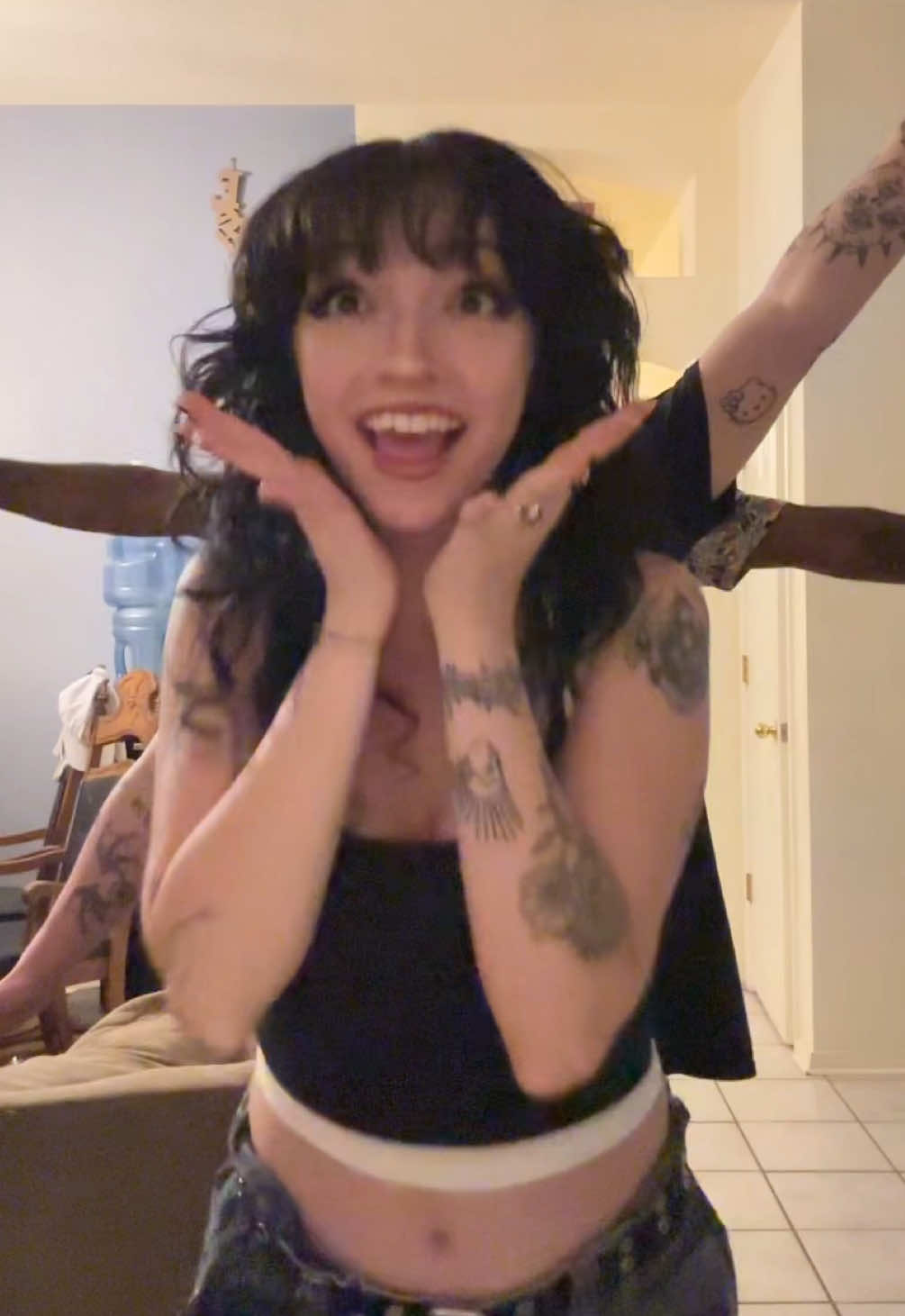 Teaching the homies how to do tiktok dances 🙌🏻