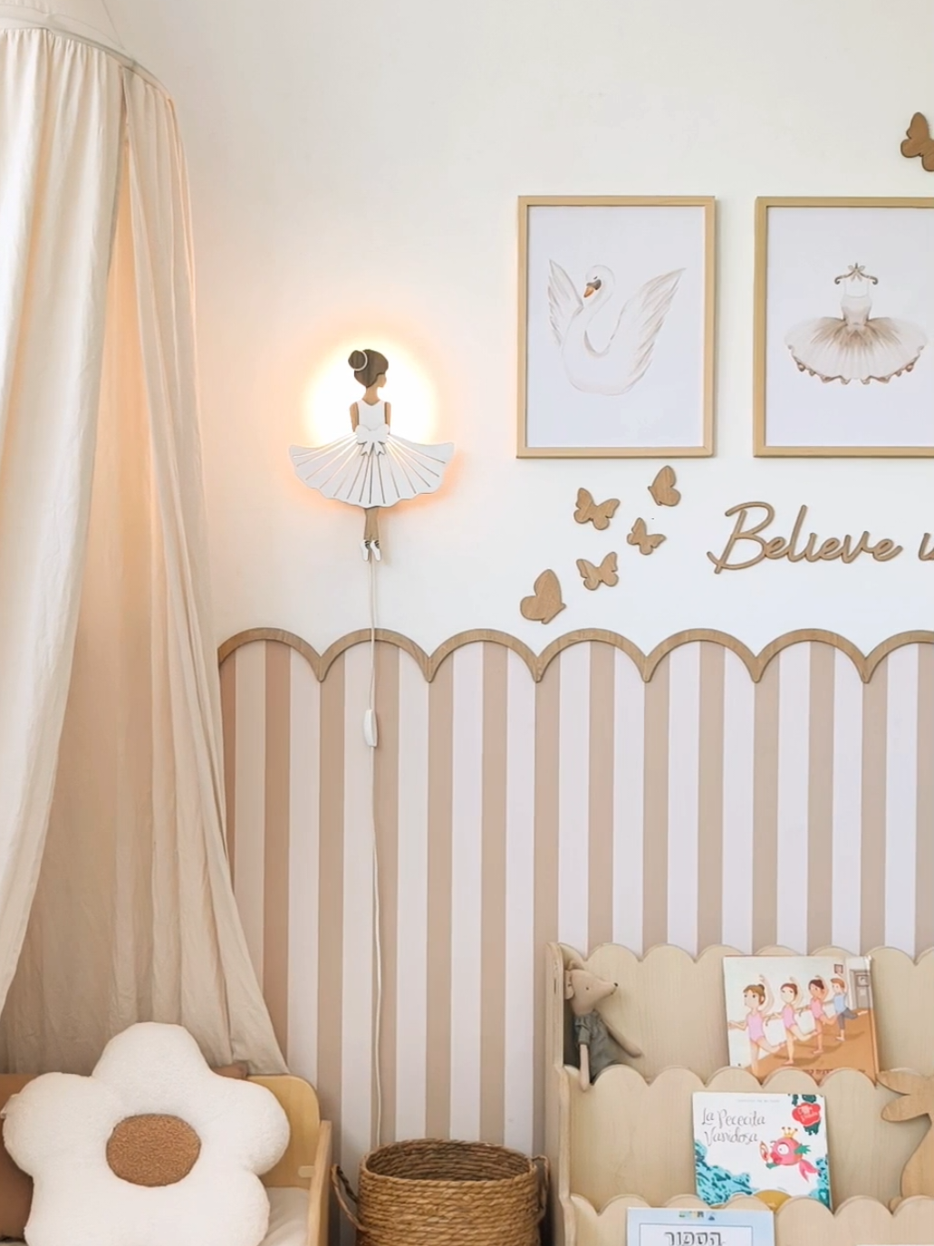 Ballerina room decor by Ponponi! 🩰   Sweet and delicate accessories that make all the difference in your little one’s room.   Featuring our new ballerina wooden lamp, charming posters, and wooden butterflies, all beautifully paired with our scalloped striped wallpaper, soft textile canopy, and matching rug.   All available now at Ponponi עיצוב חדר בלרינה מבית פונפוני! 🩰   אביזרים מתוקים ועדינים שעושים את כל ההבדל בעיצוב החדר.   כולל מנורת בלרינה מעץ חדשה, פוסטרים קסומים ופרפרים מעץ – בשילוב עם טפט גלים פסים עם קרניז תואם, כילה לבן שבור ושטיח כותנה עדין ונעים.   הכל זמין באתר פונפוני #חדרילדים #הוםסטיילינג #אדריכלותועיצובפנים #מדבקותקיר #עיצובחדריילדים #טפטים #מנורתלילה #בלרינה #kidsroom #kinderzimmer #kinderzimmerideen #ballerina #girlroom #decoinfantil #peelandstickwallpaper #decokids #decoracioninterior #cuartoinfantil 