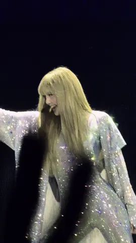 Bigger than KPop 😭⭐️💛#lisa #lisablackpink #lalisamanoban #lalisa #blackpink #deadlineworldtour2025 #DeadlineWorldTourChicago #AlterEgo @LISA 