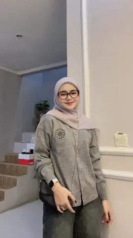 Cardigan rajut flower cakeep poll warna mistygreynyaa🩶🌸🫶🏻 #OOTD #basicfit #basiccardigan #cardiganrajut #cardiganoutfit #foryou #fyp 