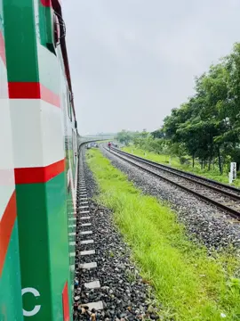 📍ঝর বৃষ্টি উপেক্ষা করেই ছুটে চলেছে ননস্টপ সোনার বাংলা এক্সপ্রেস 🚂 #unfrezzmyaccount #foryoupage #bangladeshrailway #foryouシ @For You 