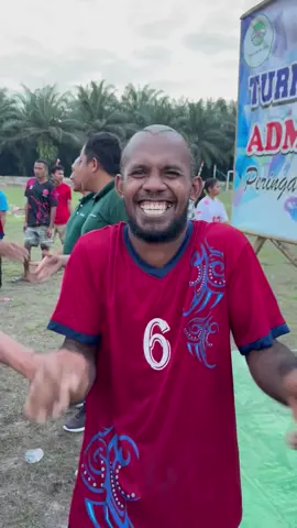 Pemain kunci OC PPS yang memenangkan partai puncak pada pertandingan Final Turnamen Sepakbola ADM - SPTP PPS Cup tahun 2025. Lamber, dengan setia menjaga pertahanan timnya lewat kedisiplinan dan semangat juang dibutkikan dengan mengukir kepalanya dengan motif avatar dan bertuliskan the champion. Seperti sudah punya firasat akan menjadi juara. Pertemuan antara juara bertahan Teknik melawan OC PPS. Menyuguhkan pertarungan yang sengit penuh dengan serangan dan seni bertahan ala catenaccio. Kedua tim sama kuat hingga kedudukan imbang sampai peluit pertandingan berakhir. Adu pinalty terpaksa dilakukan untuk menentukan sang juara tahun ini. Dan mental OC PPS membuktikan bahwa mereka layak juara. Selamat atas juaranya tahun ini semoga menambah semangat 🏆 #KelapaSawit #fypシツ #fypシ゚ #fypage #CapCut #infield #kebunsawit #sptp #final #sepakbola #sepakbolaindonesia #champion #pps #bim #bimpps 