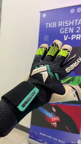 Lagi lagi dibikin kecintaan gara gara liat sarung tangan kiper Ayres Alta Et Recta Montes😍 Karena sarung tangannya memang sebagus ini guys Buruan order sekarang juga! #sarungtangan #sarungtangankiper #ayres #glove #goalkeeper 