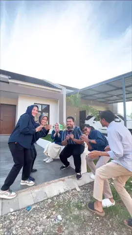 Lanjut kita sambung lagu nih? . Emang se nyaman itu   Apolagi Grandia Cluster tahap 3 Rumah type 69 & banyak pilihan unit serta  Rumahnyo satu lantai pulo jo Mezzanine, lingkungannyo asri bana, dan listrik under ground (di bawah tanah) . Masuk kompleknyo onegate system & security 24 jam!!! Emang rumah impian bana sih ko, Jan sampai lewatkan kesempatan punyo rumah se indah dan senyaman ko!!! . Info lengkap: @padangproperti  . #Jibidjib #Iyotu?