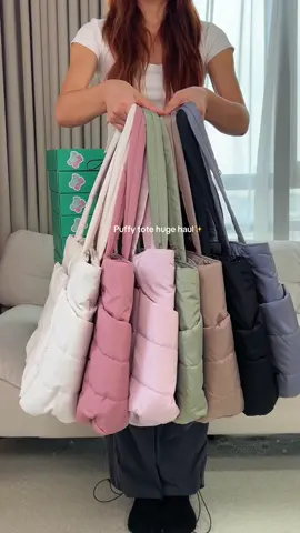 Puffy tote huge haul!👨‍👩‍👧‍👧Different colors and sizes to meet all your needs 👋Now available in limited brand gift set ,don’t miss out!💞#bagsmart #packmoresavemore #tote#totebag#puffy #bagcollection #hugehaul #shoppinghaul #unboxing #giftset 