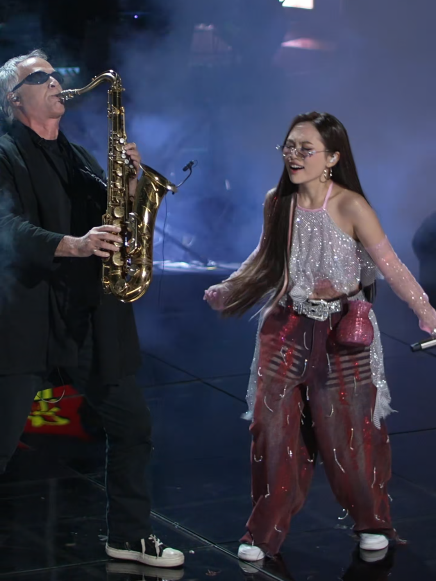 Chi vẫn nhớ khoảnh khắc chú Charlie bước ra, tiếng saxophone vang lên làm sân khấu Sing!Asia bùng nổ đến mức nào. Thật sự biết ơn chú và cả band đã giúp phần trình diễn của Chi được trọn vẹn hơn ❤️ #phuongmychi #VMAS #SingAsia #PMCEntertainment