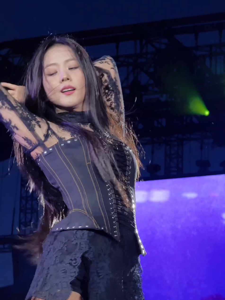 earthquake dance break #jisoo #blackpink #jisooblackpink #blackpinkworldtour #deadlineworldtour #earthquake #deadline_in_chicago #foryoupage #foryou #fypシ゚viral 