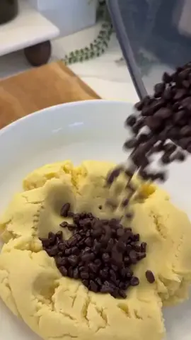 merhaba arkadaşla.            Çikolatalı kurabiye 125 gr tereyağı yada margarin Yarım çay bardağı sıvı yağ 1 çay bardağı pudra şekeri 1 yumurta 1 paket vanilya 1 çay kaşığı kabartma tozu 1 su bardağı damla çikolata 3-3,5 su bardağı un Tüm malzemeleri karıştırıp yumuşak bir hamur elde edin ve streç filime dolayın, dolapta 20-25 dakika bekleyip dilimlere kesin, önceden ısıtılmış 180 derecelik fırında 15-20 dakika pişirin. daha az #kesfet #zelihanintatlituzlutarifleri #hamurisitarifi #kurabiyetarifleri 