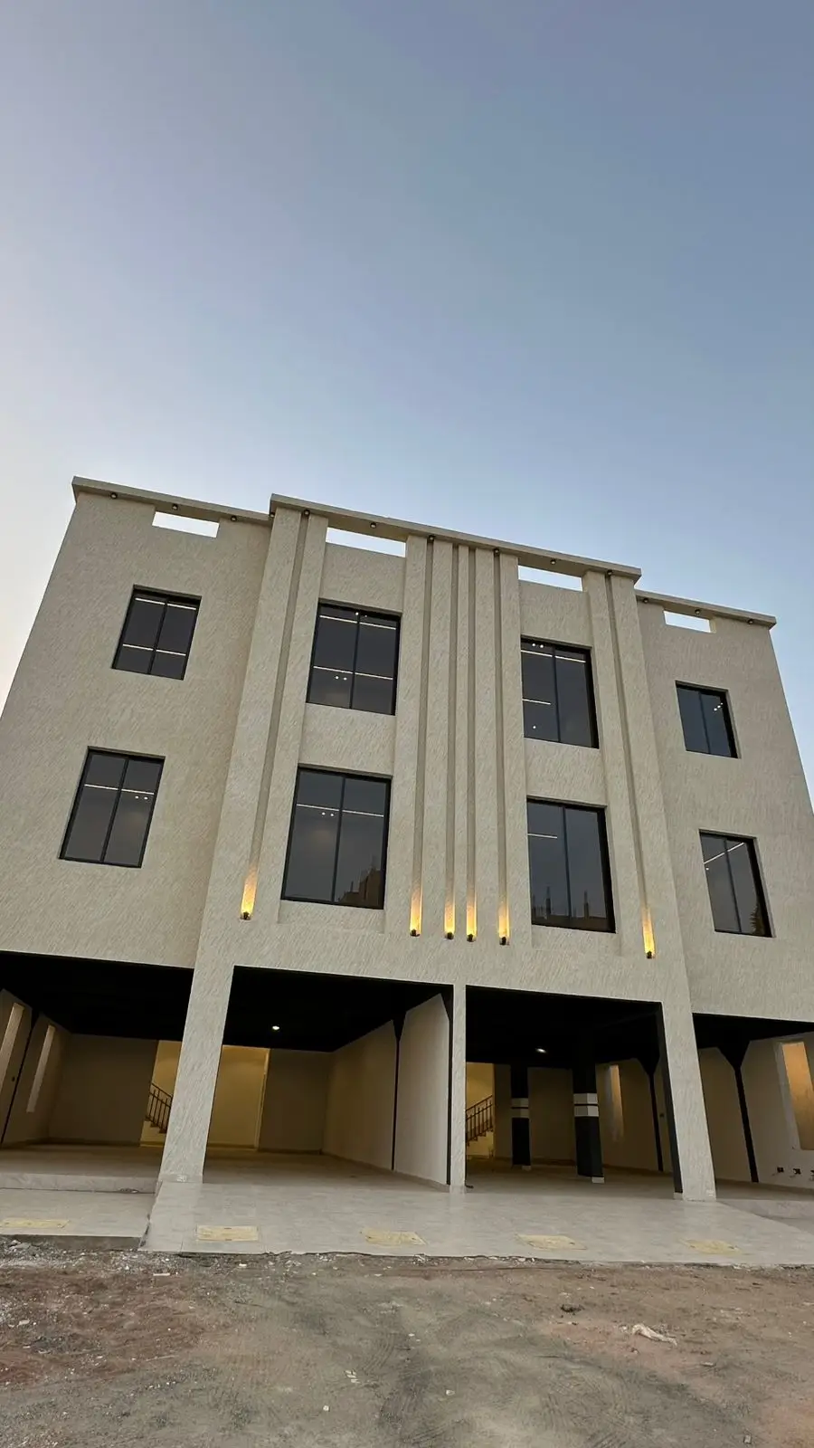 ✨ شقتين فقط.. واللي يلحق يحجز يكسب! في قلب مدينة سلطانة 730 💎 📍 الدور الأول والثاني 🛏️ 4 غرف واسعة 🛁 3 دورات مياه 🍽️ مطبخ أمريكي مفتوح على صالة أنيقة 🚗 مواقف خاصة – تصميم عصري – تشطيب فاخر 🏡 الموقع مميز.. والطلب عالي الفرص الذهبية ما تتكرر! 📞 تواصل الآن واحجز قبل ما تُقفل بالكامل! 0504454772 #خميس_مشيط_أبها_عسير_اكسبلووورر  #تريند 