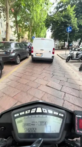 🚗💨 Classico scenario da città: Sei lì, in una via stretta, bloccato dietro un camioncino che va a 10 km/h per centinaia di metri. Davanti a lui: il nulla cosmico. Dietro: il traffico dell’ora di punta, gente che sbuffa, motorini che fremono, e tu che ti senti esplodere il cervello. 😤 E lì ti sale il momento “ora divento Rambo, scendo, lo sposto io a mano, lo insulto in tre lingue”. Ma invece… no. 🎙️ In questo video voglio solo dire una cosa: pazienza. Perché certe volte restare calmi è l’unico modo per evitare di rovinarsi la giornata per un cretino che non si accorge nemmeno del mondo dietro di sé. Non vale la pena rischiare sorpassi pericolosi o finire in discussioni inutili. 👉 Respira, conta fino a dieci e pensa che prima o poi svoltano. Sempre. #LeRegoleNonScritteDellaCittà #PazienzaUrbana #RamboDentro #MaCalmoFuori #StradeDiCittà #MotoLife