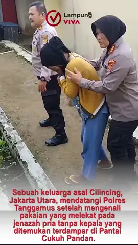 Tanggamus, Lampung - Misteri penemuan mayat pria tanpa kepala yang ditemukan terdampar di pesisir Pantai Cukuh Pandan, Pekon Padang Ratu, Kecamatan Limau, Kabupaten Tanggamus, Lampung, mulai menemui titik terang.  Sebuah keluarga asal Cilincing, Jakarta Utara, mendatangi Polres Tanggamus setelah mengenali pakaian yang melekat pada jenazah pria tanpa kepala yang ditemukan terdampar di pesisir Pantai Cukuh Pandan. Diketahui, keluarga korban mengenali pakaian yang dikenakan jenazah, khususnya celana pendek yang disebut merupakan milik anak mereka.  Hal ini disampaikan langsung oleh Abu Umaya, orang tua dari korban yang diketahui bernama Akbar Tanjung (24), warga Jalan Kalibaru Timur RT 13 RW 13, Cilincing, Jakarta Utara. “Celana pendek itu merupakan pemberian langsung dari saya,” ungkap Abu Umaya. Menurut penuturan keluarga, Akbar Tanjung merupakan seorang nelayan sekaligus pembeli ikan yang terakhir kali berkomunikasi dengan keluarganya pada 6 Juli 2025 sekitar pukul 17.56 WIB. Saat itu, Akbar sempat menelpon menanyakan kabar keluarga sebelum berangkat melaut dan selanjutnya diinformasikan tenggelam diduga terpeleset dari perahu saat berada di perairan Pulau Bidadari dan Pulau Kelor, DKI Jakarta.  