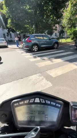 🚦 Questa scena sembra un esperimento sociale, e invece è la realtà di ogni giorno. Io sono lì, fermo all’incrocio, perché — incredibile ma vero — c’è una coppia sulle strisce pedonali. Aspettano. Educati. Silenziosi. Invisibili, praticamente. Passano auto, motorini, camion, e nessuno che si fermi. Alla fine, quando sembra il momento buono… gli taglia la strada pure una bicicletta, a mezzo centimetro dalle ginocchia. 🚲 E niente, la bici manco rallenta. Cioè: siamo messi così male che anche chi non ha motore si sente Schumacher. 🎙️ In questo video non voglio fare la morale, ma una cosa sì: Fermarsi per far attraversare non è gentilezza. È obbligo. È rispetto. E no, non ti cambia la vita perdere 4 secondi per far passare qualcuno. Magari gli cambia la giornata a lui. O gli salva le gambe. #LeRegoleNonScritteDellaCittà #StriscePedonali #Rispetto #BastaIndifferenza #CittàSenzaFreni #MotoLife