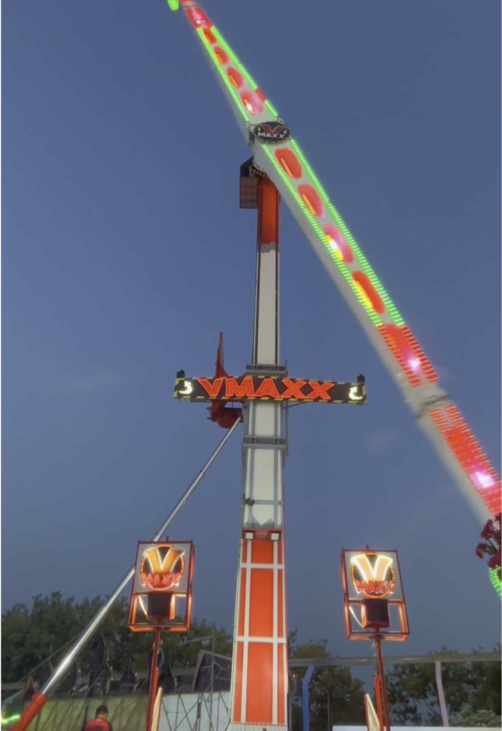 Le @V-Maxx 🔥 vous attends tous les soirs dès 20h30 au Luna Park du #capdagde 🤪