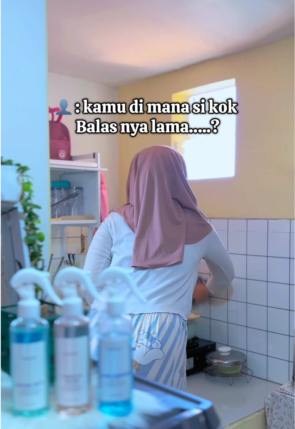 Kamu ga bole marah gitu dong 🫠 #adayinmylife #anakkost #roomdecor #kamaraesthetic #roommakeover 