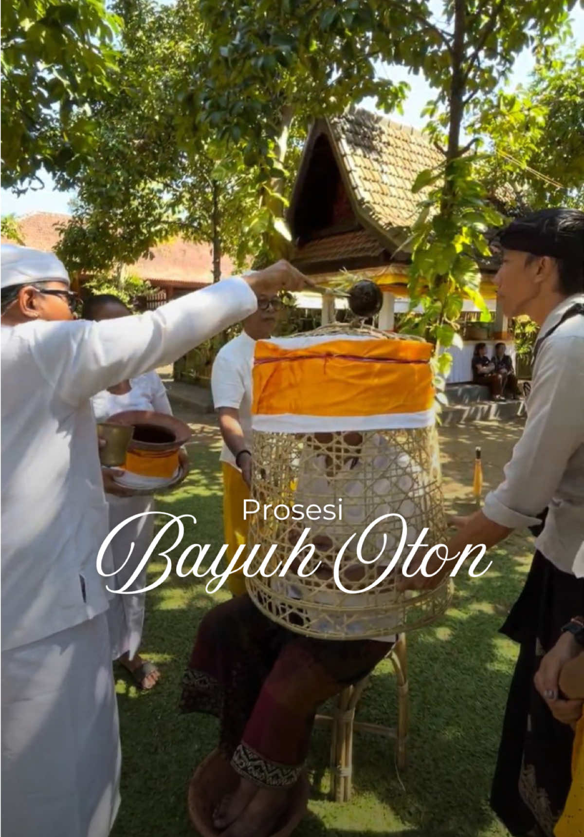 Sebagai orang tua, kita tentu ingin memastikan mereka tumbuh dengan energi yang bersih dan seimbang. Selain Melukat, ada upacara Bayuh Oton, pembersihan energi kelahiran yang lebih dalam, dilakukan berdasarkan hari lahir. Tujuan utamanya? Membersihkan kekotoran lahir batin, menyeimbangkan jiwa dan raga, serta memohon perlindungan, umur panjang, dan kehidupan yang harmonis. Upacara ini biasanya dilakukan saat otonan pertama dan anak mulai tumbuh gigi. Tapi kalau ada gangguan kesehatan atau tanda-tanda ketidakseimbangan energi, Bayuh Oton juga bisa dilaksanakan kembali di usia lainnya. Bayuh Oton diadakan pada tegak oton, hari lahir menurut kalender Bali. Banten dan rangkaian upacaranya disusun berdasarkan Panca Wara, Sapta Wara, Wuku, dan Urip Peserta, yang ditetapkan oleh Sulinggih atau Penglingsir Griya. Karena membersihkan energi itu sama pentingnya dengan merawat tubuh. Punya rencana untuk melakukan Upacara Bayuh Oton? Bisa langsung hubungi tim Griya Taksu lewat DM ya!🌿 #GriyaTaksu #BayuhOton #BalineseWedding #PernikahanAdat #TradisiBali 