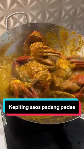 Kepiting saus Padang pedesnya nampol! Nggak bisa berhenti nyedot cangkangnya 🤤🦀🌶️ #KepitingSausPadang #MasakanRumahan #SeafoodLovers #PedasNampol #MakanSiangEnak #MasakHariIni #ResepRumahan #FoodieIndonesia #MasakItuCinta