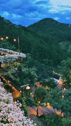 Ai về ghé Đà Lạt hôm nay, Mà hồn bỗng hóa mây bay cuối trời. #dalat #reviewdalat #nhabenrung #cafenhabenrung #nhabenrungcoffee 