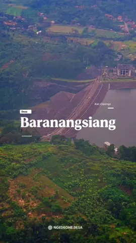 📍 Desa Baranangsiang — Tenang di Antara Air dan Angin Diapit hamparan sawah dan luasnya Waduk Saguling, Baranangsiang menyimpan cerita tentang ketenangan. Anak-anak bermain di lapang, warga berjalan santai, dan alam menyapa tanpa tergesa. Di sini, hidup mengalir seperti air—pelan, pasti, dan bermakna. 📸: Dokumentasi udara terkini 🎞️: Bagian dari seri eksplorasi desa-desa KBB #Baranangsiang #Saguling #DesaKBB #ExploreKBB   #DroneDesa #KBBMembangun #IndahnyaIndonesia   #KampungHalaman #CeritaDesa #WadukSaguling   #WisataKBB #AlamIndonesia #DroneView