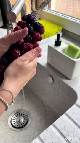 Išpopuliariejes muilas-vynuoges naujos formos - uogu šelsmas 🍓🫐 dar ilgesnis ir didesnis - 300gr ir virš 30 uogyčiu, kaina 12eu #aesthetic #DIY #soapmaking #tutorial #diysoap #grapesoap #soap #soapcutting #Summer #satisfying #natural #relaxing #asmr #girly #viral #fyp