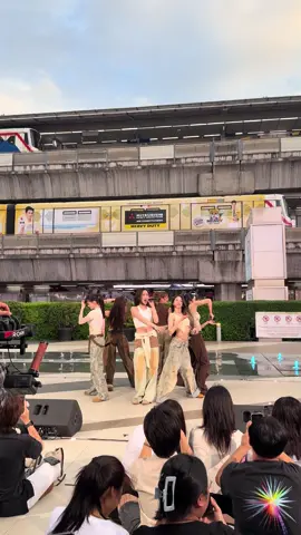 ใกล้เกินจะไม่คิดไกล ใกล้เกินที่จะห้ามใจ🐱 #FELIZZPawsUpStage1 📍 Parc Paragon, Siam Paragon #FELIZZ #RISERMUSIC