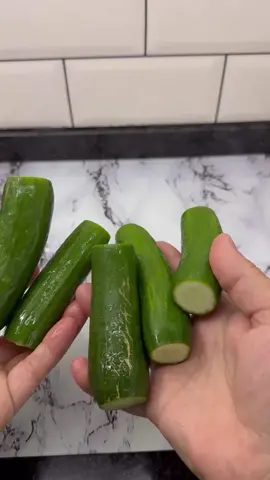 Soslu salata 👌Turşudan daha güzel bir lezzet oldu desem yalan olmaz 👌💯mutlaka deneyin derim💯 Malzemeler 5 tane salatalık 1 diş sarımsak 1 tutam maydonoz  Yarım limon 3 yemek kaşığı zeytinyağı Sumak kırmızı pul biber  Yapılışı  Salatalıkları ince doğrayın 1 tatlı kaşığı tuz koyup karıştırın süzgece koyup iki saat bekletin bir kavunuzda sosunu da hazırlayın daha sonra bütün malzemeleri döküp karıştırın  Yapacaklara afiyet olsun 😊 #salata #soslusalata #turşu#yemektarifleri #giresun 