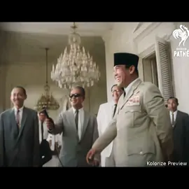 Rekaman langka Presiden Soekarno menyambut kedatangan Jenderal Militer Mesir “Marsekal Abdel Hakim Amer” di Papua pada Tahun 1962 yang belum pernah kamu lihat sebelumnya. #pond5 #fyp 