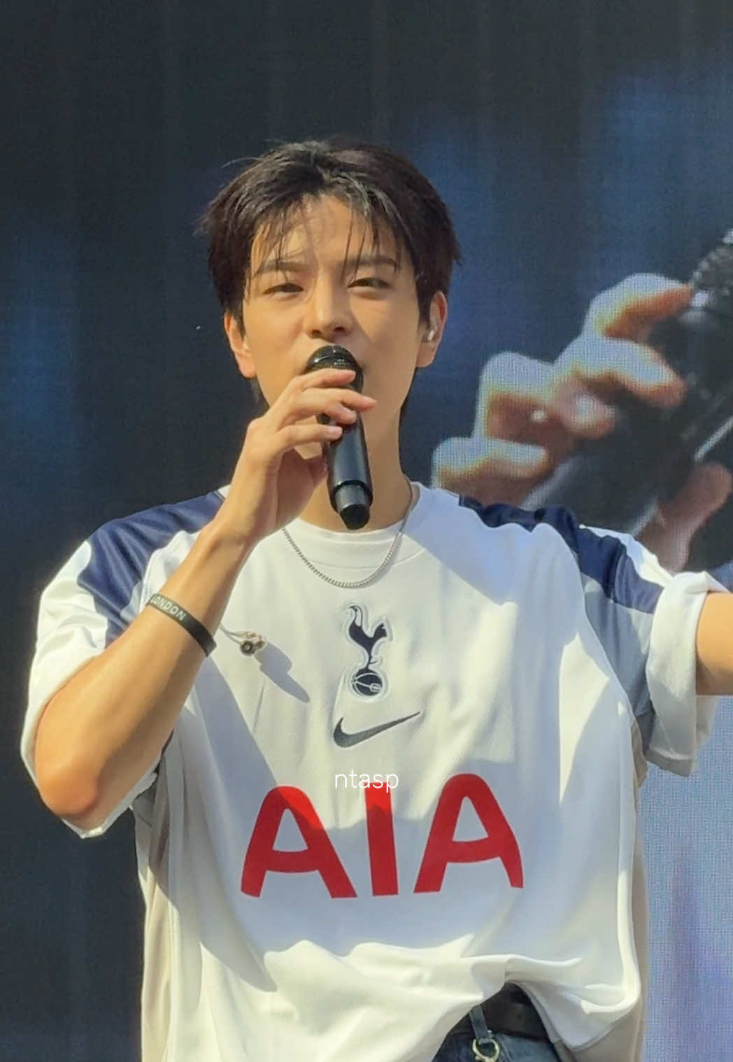 I’m addicted to the title of you and me, don’t ask, what are we Seungmin? ☺️❤️ #Seungmin #DominATE_LONDON #straykids 