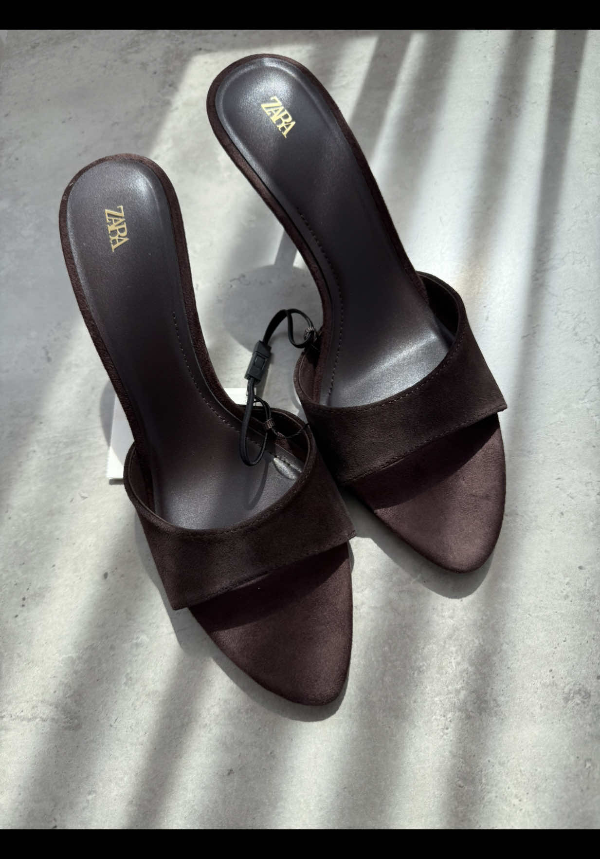 Новинка! 💫 Шоколадні мюлі Zara 🤎 Під замовлення 35-42 💌 пишіть в інстаграм trends.buyer.ua #zara #zarasales #zaranew #zarahaul #zarashoes #zaraheels #heels #mules #fashion #баєрукраїна #trendsbuyer 