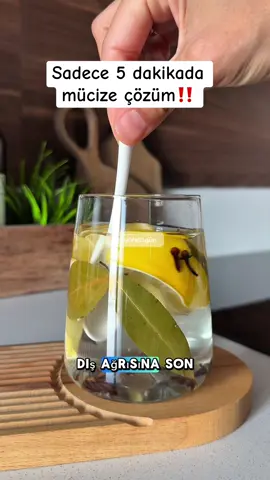 En az 1 saat  bu karışım  dinlenecek ve gargara olarak kullanıyorum ağır kokusu diş ağrısı iltihap diş eti çekilmesi hepsine şifa denemeyi kaydetmeyi unutma #öneri #saglık #diş #dişagrısı #defneyapragı #karanfil #limon 