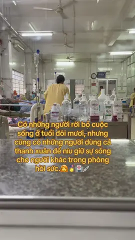 Có những người thầm lặng như thế đấy. Có nhiều người trách điều dưỡng sao không làm cái này , sao không làm cái kia…Nhưng thật ra các bạn ấy thực sự vất vả lắm #bệnhviện #xuhuong #thinhhanh #hồisứctíchcựcchốngđộc #trựcđêmcógìvui #cấpcuu115 #tưsự #camphi 