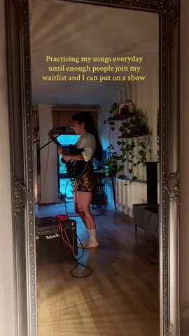 She’s building a set list!! 🥳🥳🥳 #liveshow #livemusic #performance #indiesoul #funk #soulmusic #singersongwriter 