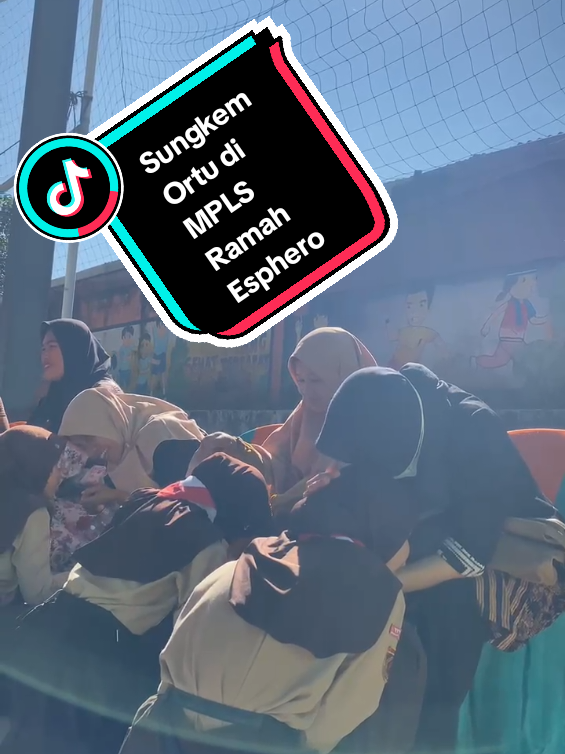 MPLS Ramah di SMP Negeri 2 Banjarnegara diawali dengan welcome ceremony dilanjutkan prosesi basuh kaki orang tua, permohonan maaf dan doa restu kepada orang tua. Materi pengenalan sekolah disampaikan dengan ceria didampingi oleh kakak kelas. Suasana MPLS yang menyenangkan dan ceria. #mplsramah  #budayaindonesia  #7kebiasaananakindonesiahhebat 