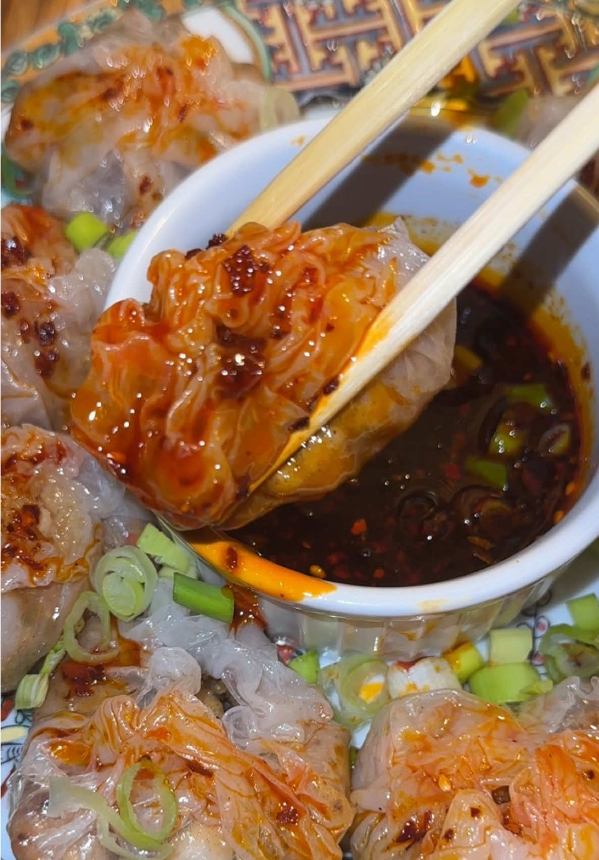 Rice paper dumplings🥟 Easy, low-calorie and absolutely delicious recipe idea🥢 Crispy chicken and minced chicken meat ideas💡 All you need is: •rice paper🍚 •chicken breast🍗 For crispy chicken: •cornstarch🌽 •salt, black pepper, smoked paprika, garlic powder🧂 For minced chicken: •soy sauce🫗 •salt(!don’t forget you’ve used soy sauce!), black pepper, smoked paprika, garlic powder🧂 •spring onions🌱 #ricepaperdumpling #ricepaper #dumplings #gyoza #cooking 