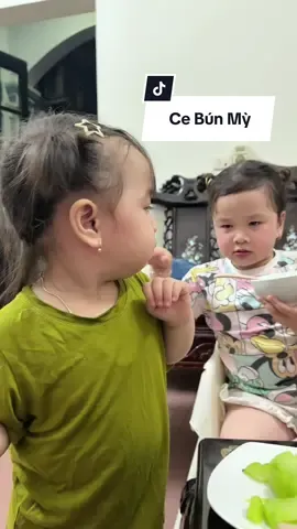 2 chị em nhà nó như cây hài cô chú ạ #mebunmy #mebimsua 