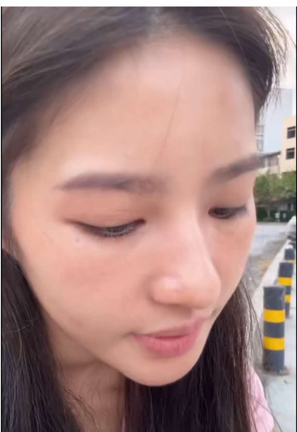路边唱歌的女孩 下雨天 #阿梓不可爱 #四川牛一飞 #下雨天 #chinesegirl 