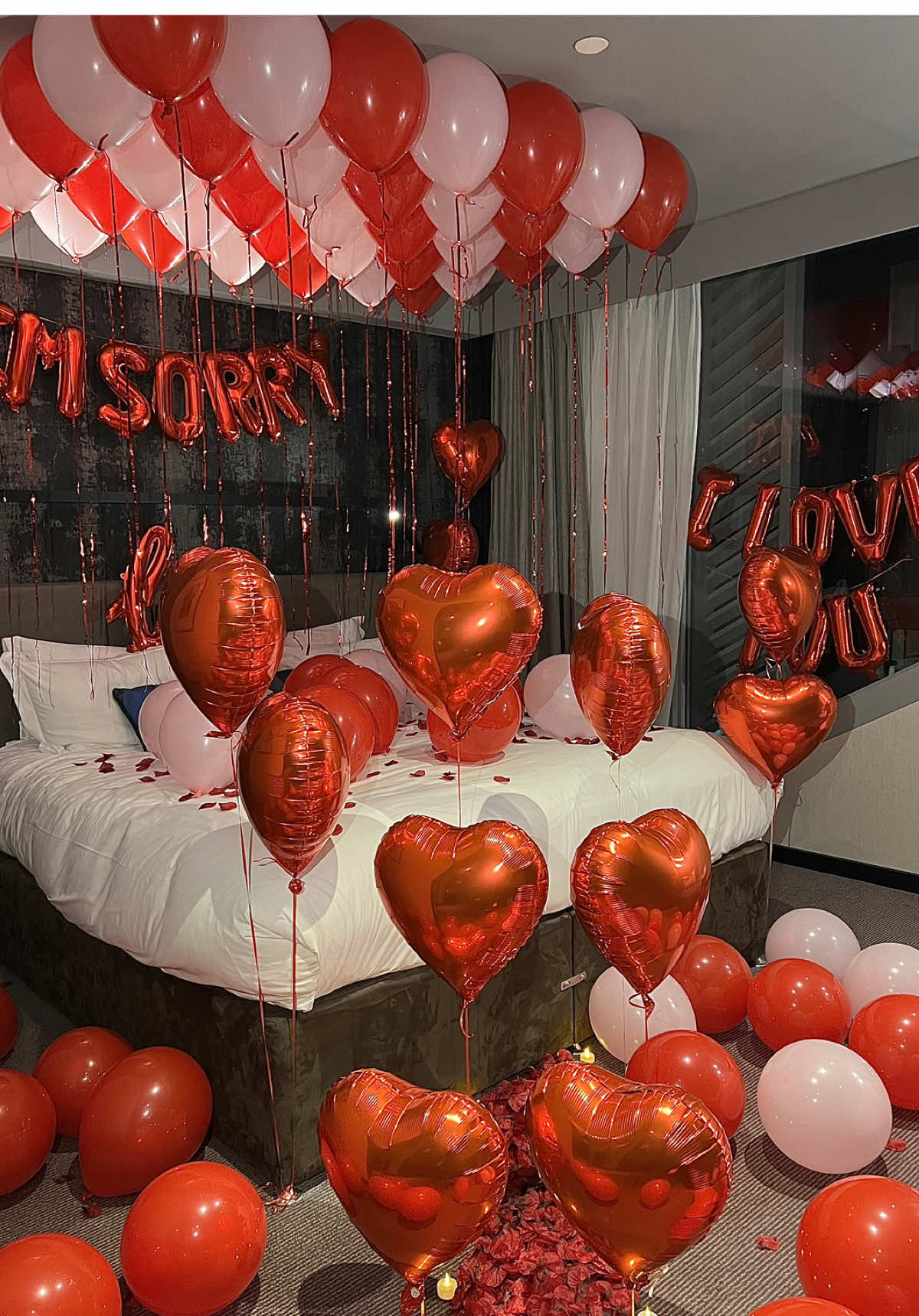 would you accept his apology ladies? #hotelroom #surprise #roomdecor #sorry #hoteldecor #girlfriend #iloveyou #romantic 
