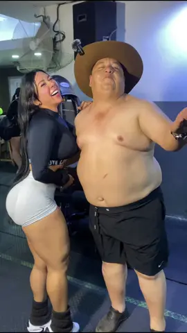#fyp 🤣. Aquí con el comediante Luis Colmenarez 