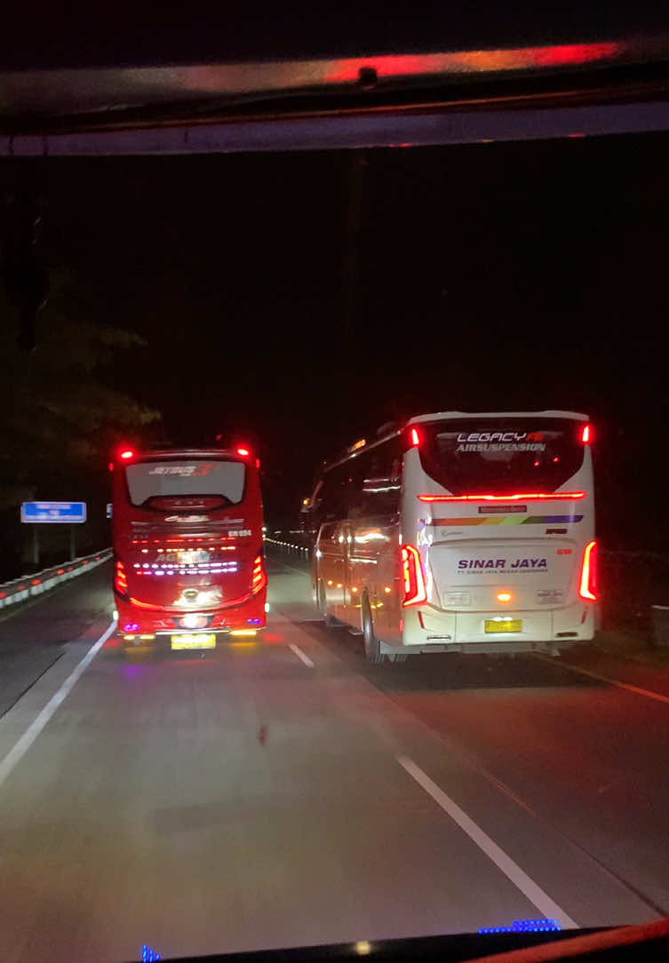 Naik bus malam menuju perantauan+trio ambisi= apotek tutup😇 #xybca #agramas #sinarjaya #busmania #videobus #lagulawas #nostalgia #bismania #busmalam #foryou #fyp 