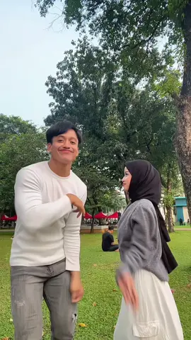 ayo tebak kita lagi dimanaa😛 #fyp #dancecouple #funkytown #boyfriend 