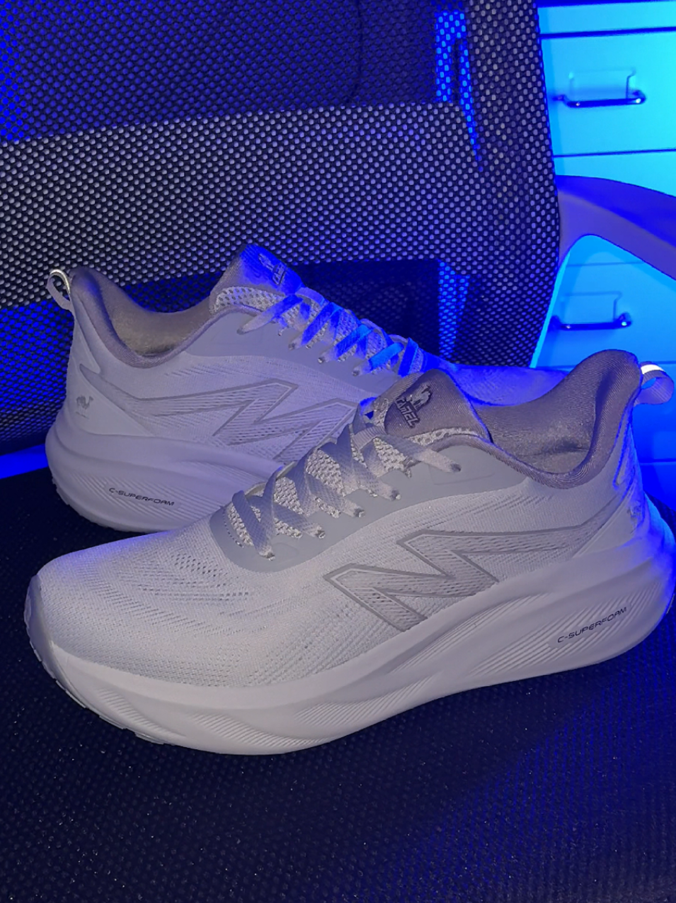 ORIGINAL and solid all-in-one shoes ni CAMEL CROWN! Pwedeng pwede for running, hiking, casual, gym, and training. Napaka ganda ng details. SAFE NA SAFE pa ang paa nyo!!! #camelcrown #camelcrownshoes #camelshoes #runningshoes #hikingshoes #fyp #original #sneakers  #runningshoesrecommendations 