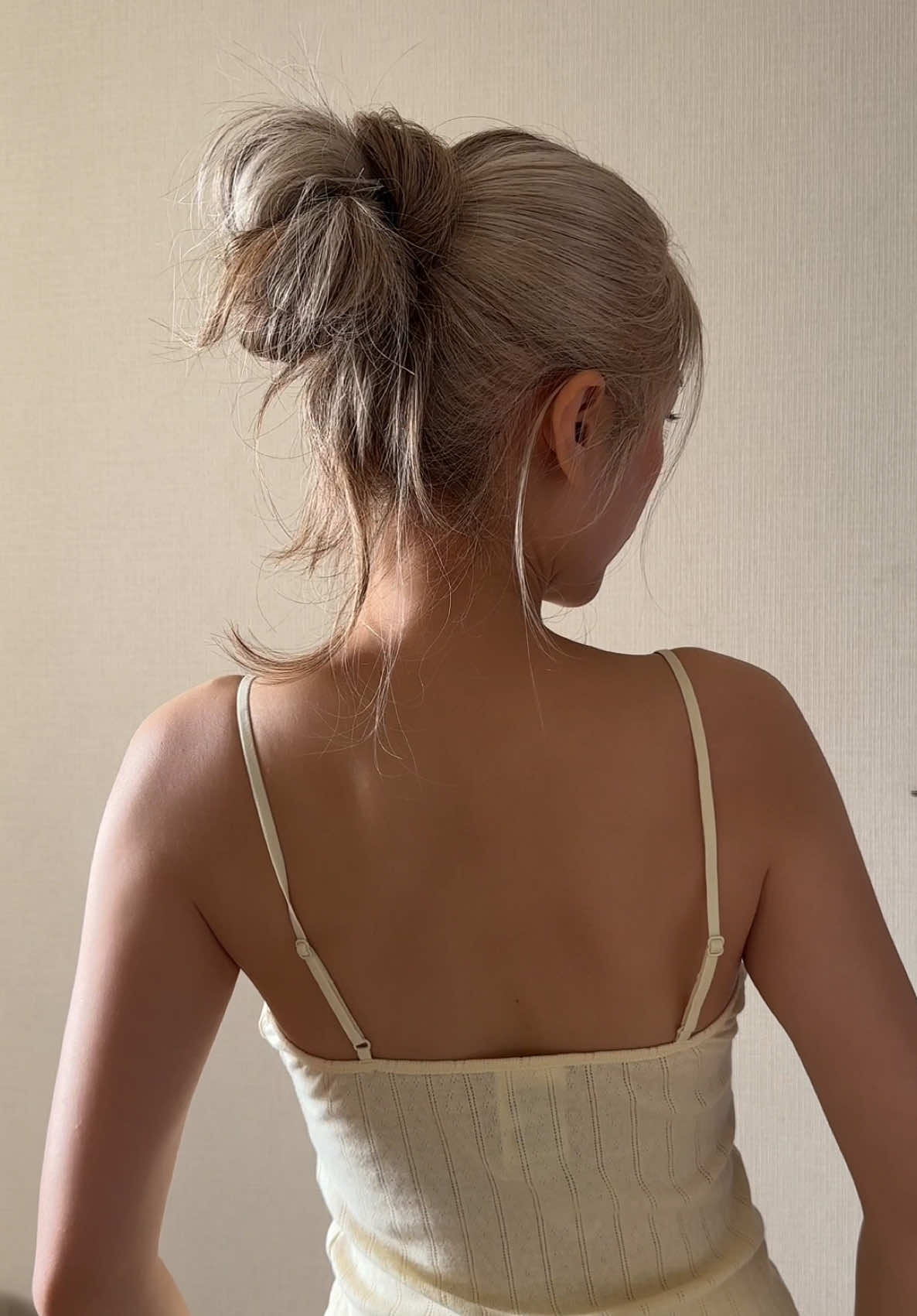 One tie messy bun  #easyhairstyles #messybun #girlhairstyle #schoolhairstyles #summerhairstyle 