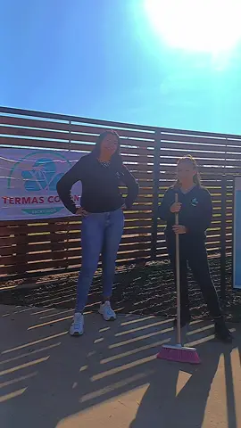 El jefe: necesitamos mas gente Nosotras: no se diga mas😄